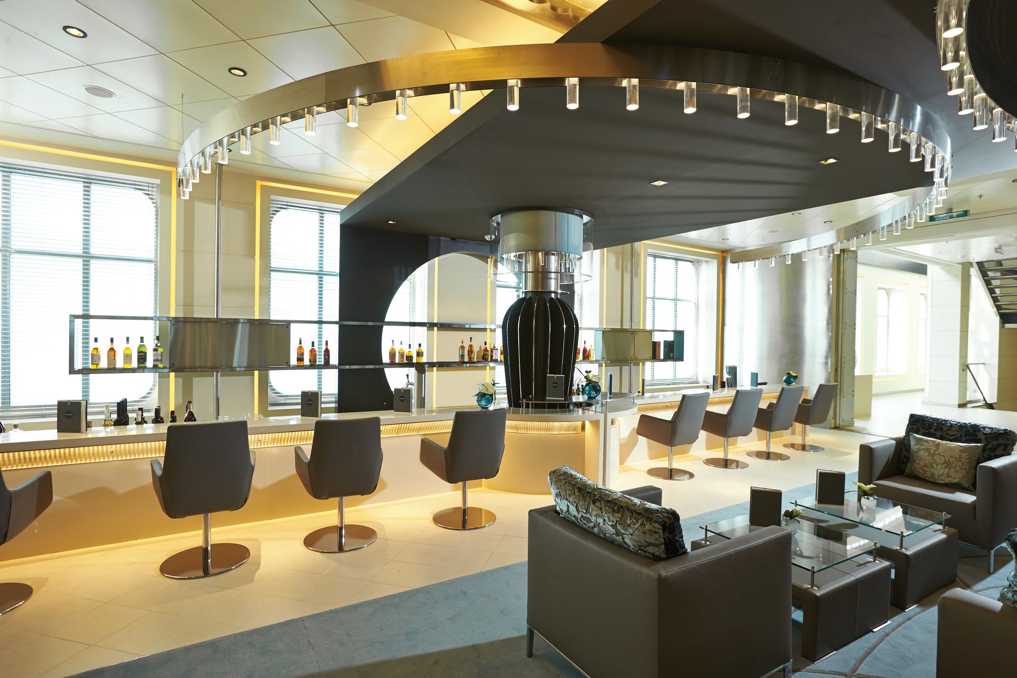 Hapag Lloyd Cruises MS Europa 2 Piano Bar.jpg